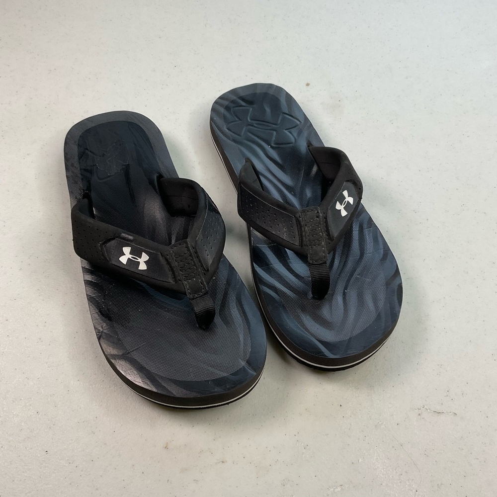 Under Armour Black and Gray Flip Flops women's size 7 sandals summer beach pool